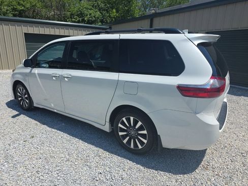 Used 2020 Toyota Sienna XLE Premium AWD/4WD image 5