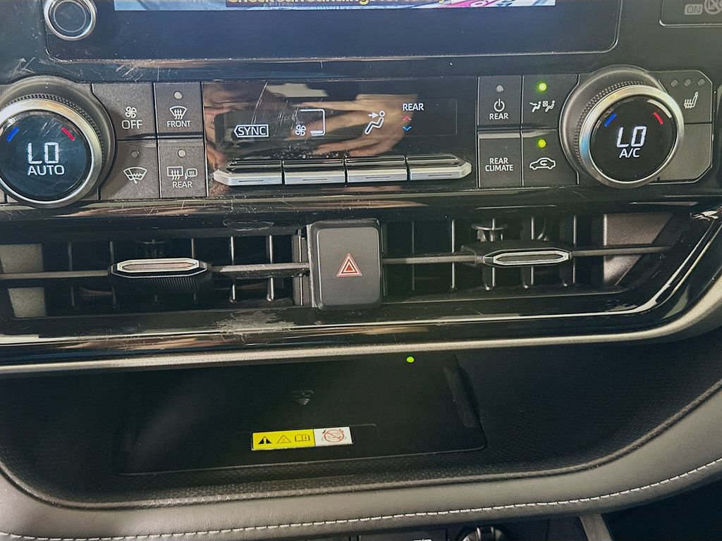 Used 2024 Toyota Highlander XLE FWD image 15