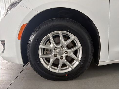 Used 2020 Chrysler Pacifica Touring-L image 4