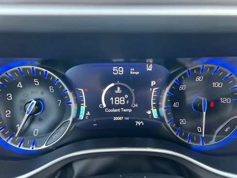 Used 2025 Chrysler Pacifica Select image 32