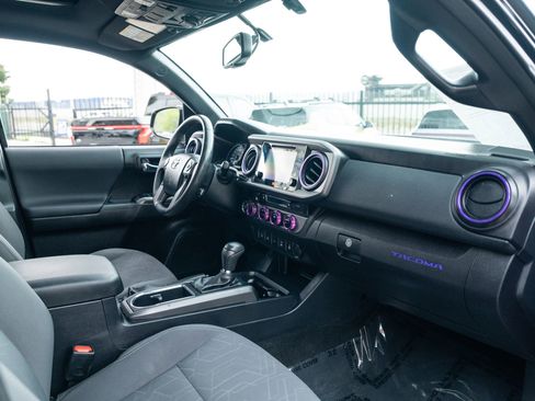 Used 2017 Toyota Tacoma TRD Off-Road image 27