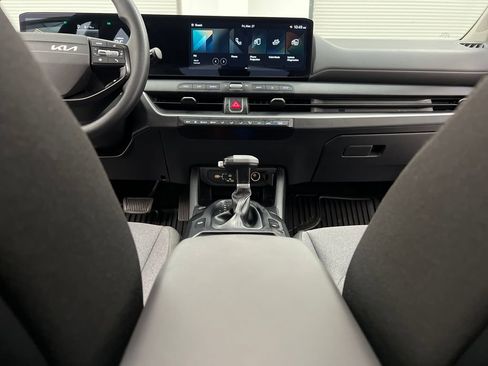 Used 2025 Kia K4 LXS image 32