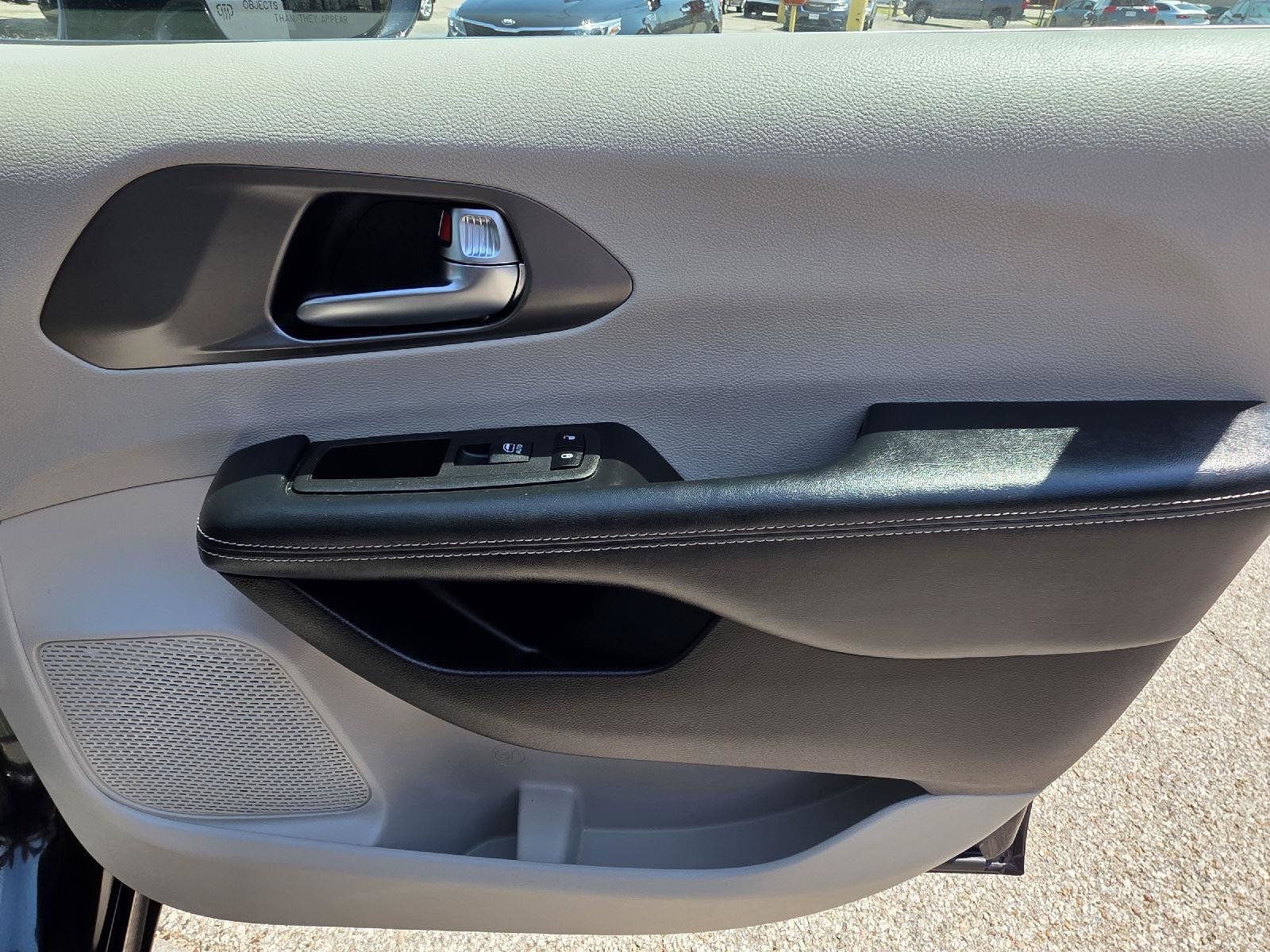 Used 2022 Chrysler Pacifica Touring-L FWD image 26