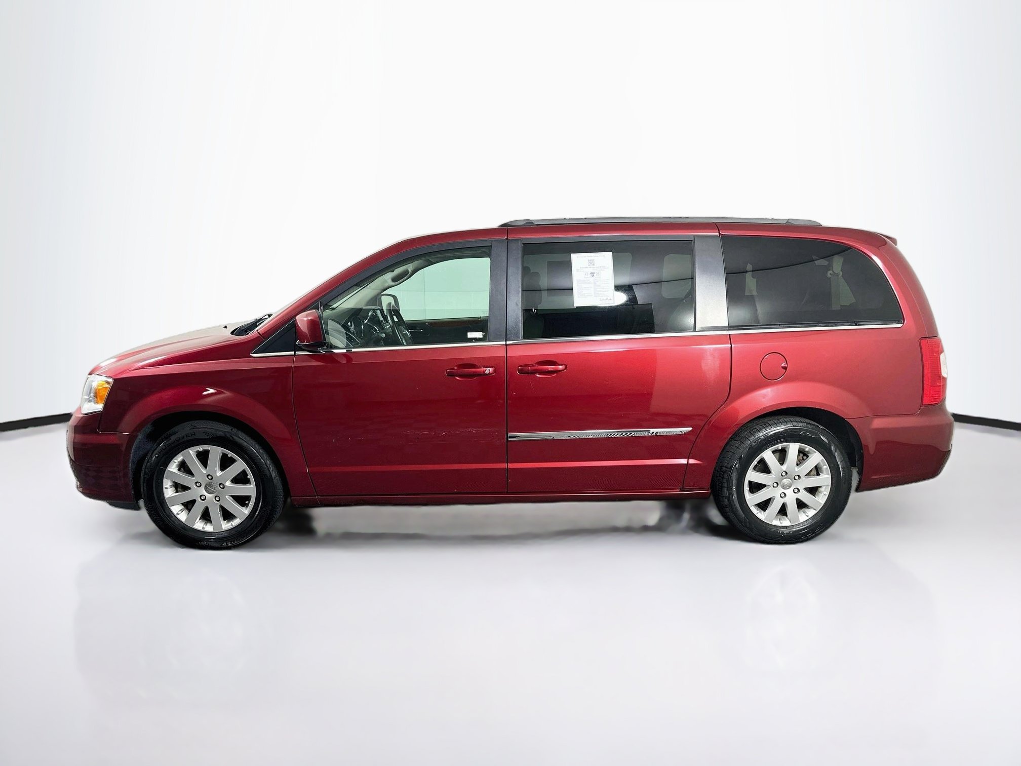 Used 2016 Chrysler Town & Country Touring FWD image 4