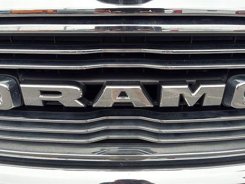 Used 2019 RAM 1500 Laramie AWD/4WD image 11