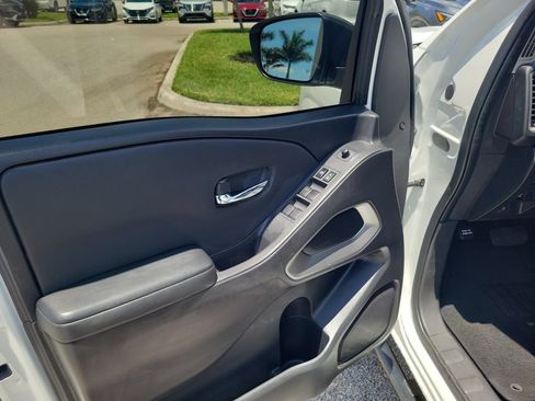 Used 2024 Nissan Frontier SV w/ SV Convenience Package RWD image 18