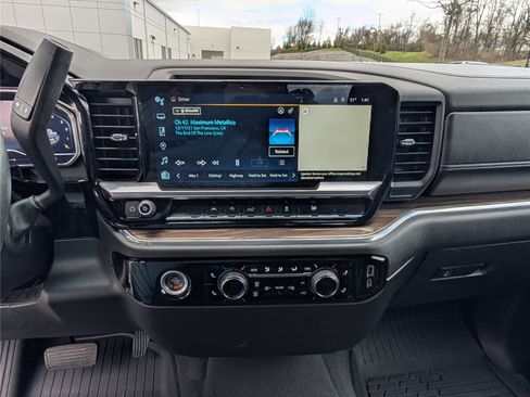 Used 2024 Chevrolet Silverado 1500 LT image 17