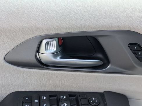 Used 2024 Chrysler Pacifica Touring-L FWD image 12