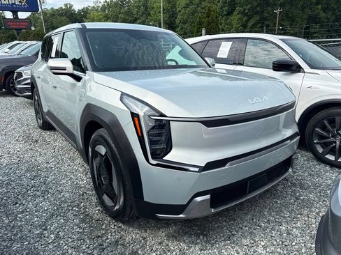Used 2024 Kia EV9 Light Long Range RWD image 2
