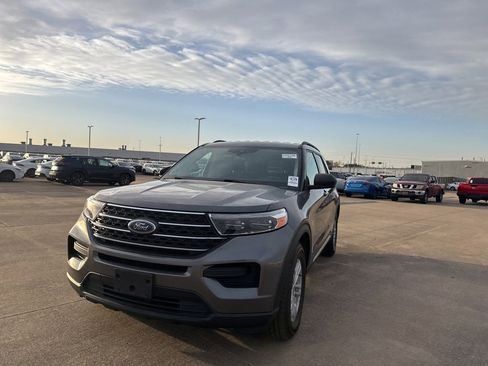 Used 2022 Ford Explorer XLT image 5