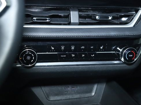 Used 2025 Chevrolet Equinox LT image 24