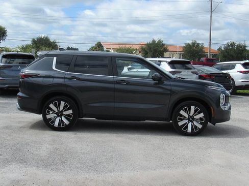 New 2025 Mitsubishi Outlander SE image 2