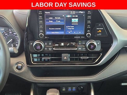 Used 2022 Toyota Highlander XLE FWD image 17