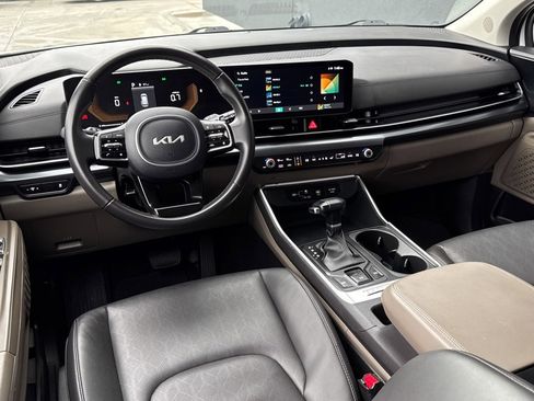 Used 2025 Kia Carnival image 2