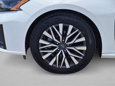 Used 2025 Nissan Altima 2.5 SV FWD image 23