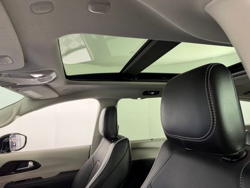 Used 2024 Chrysler Pacifica Limited image 24