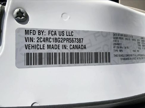 Used 2023 Chrysler Pacifica Touring-L image 35