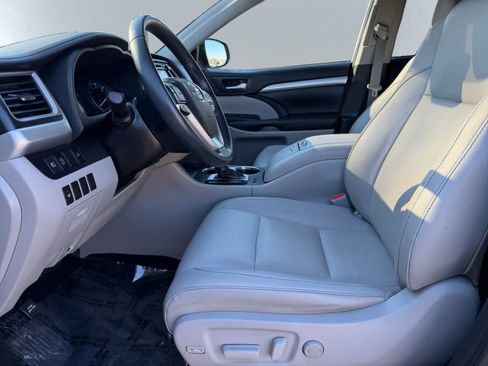 Used 2019 Toyota Highlander XLE image 11