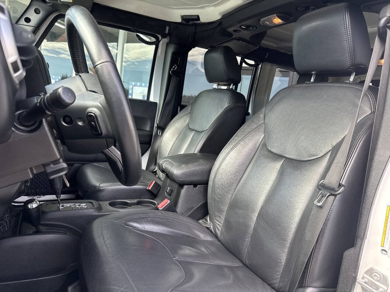 Used 2016 Jeep Wrangler Unlimited Sahara w/ Connectivity Group AWD/4WD image 29