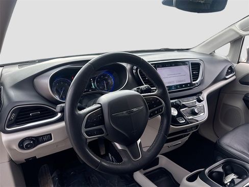 Used 2022 Chrysler Pacifica Touring-L image 9