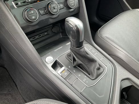 Used 2020 Volkswagen Tiguan SE w/ Panoramic Sunroof Package image 38