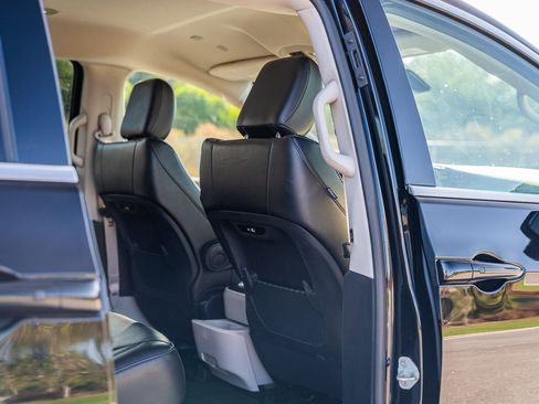 Used 2024 Chrysler Pacifica Touring-L image 16