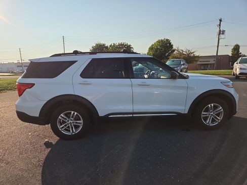 Used 2021 Ford Explorer XLT w/ Equipment Group 202A AWD/4WD image 18