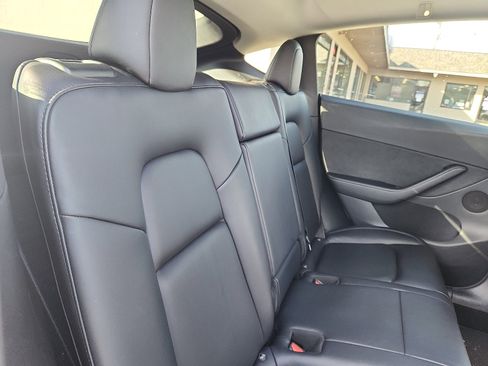 Used 2022 Tesla Model Y Long Range image 27
