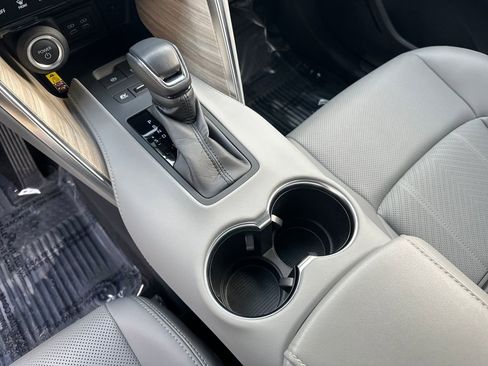 Used 2024 Toyota Venza Limited image 23