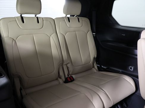 Used 2023 Jeep Grand Cherokee L Limited AWD/4WD image 32