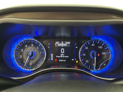 Used 2019 Chrysler Pacifica Touring-L FWD image 23