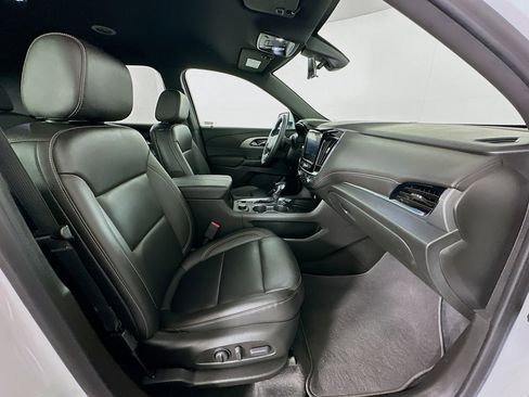 Used 2023 Chevrolet Traverse LT w/ Rear Camera Mirror Package image 32