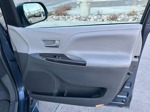 Used 2016 Toyota Sienna XLE Premium image 30