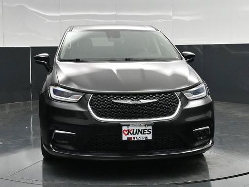 Used 2024 Chrysler Pacifica Touring-L FWD image 4