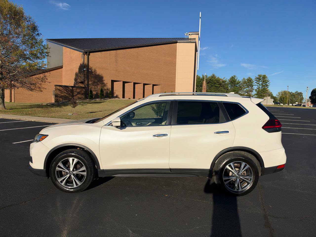 Used 2019 Nissan Rogue SV w/ Sun & Sound Touring Package AWD/4WD image 5