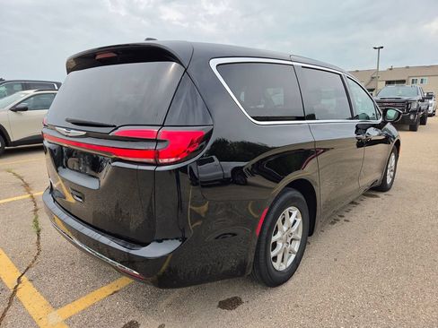 Used 2025 Chrysler Pacifica Select FWD image 3