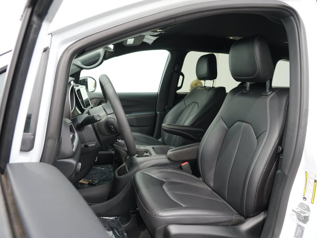 Used 2025 Chrysler Pacifica Select FWD image 12