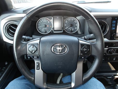 Used 2017 Toyota Tacoma Limited image 15