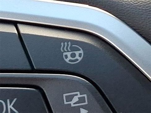 New 2025 Volkswagen Taos SE image 22