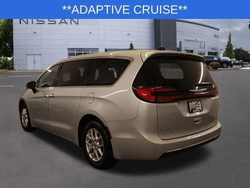 Used 2023 Chrysler Pacifica Touring-L FWD image 5
