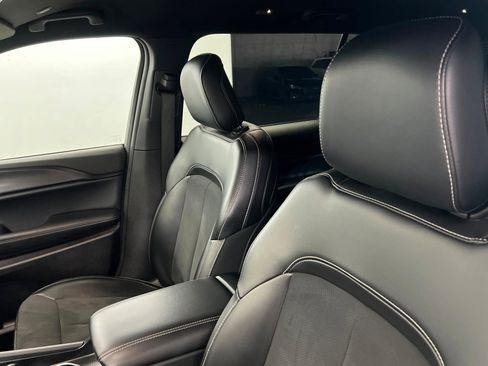 Used 2024 Jeep Grand Cherokee L Altitude image 17