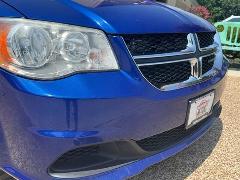 Used 2019 Dodge Grand Caravan SE w/ UConnect Hands-Free Group FWD image 2