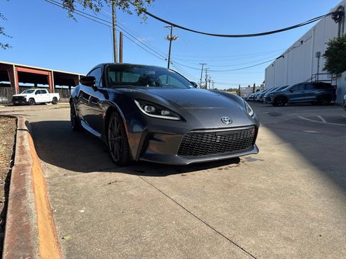 Used 2022 Toyota GR86 RWD image 3
