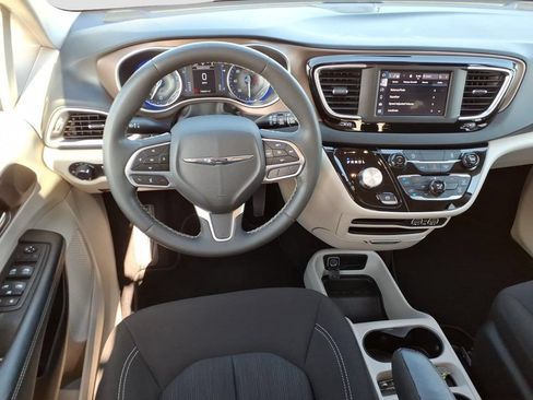 Used 2023 Chrysler Voyager LX FWD image 9