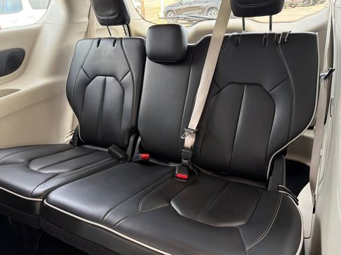 Used 2023 Chrysler Pacifica Limited FWD image 12