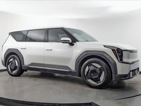 Used 2024 Kia EV9 Light Long Range RWD image 7