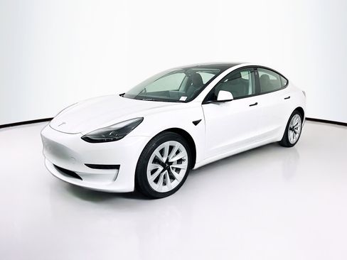 Used 2023 Tesla Model 3 Standard Range image 3