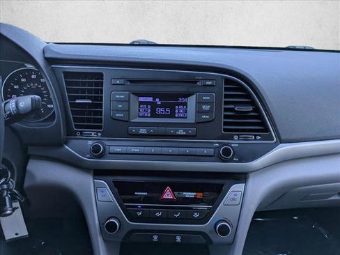Used 2017 Hyundai Elantra SE image 13