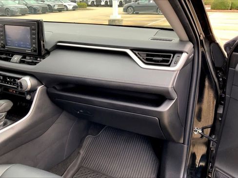 Used 2022 Toyota RAV4 XLE image 18