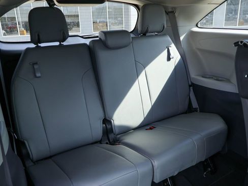 Used 2022 Toyota Sienna XLE image 11